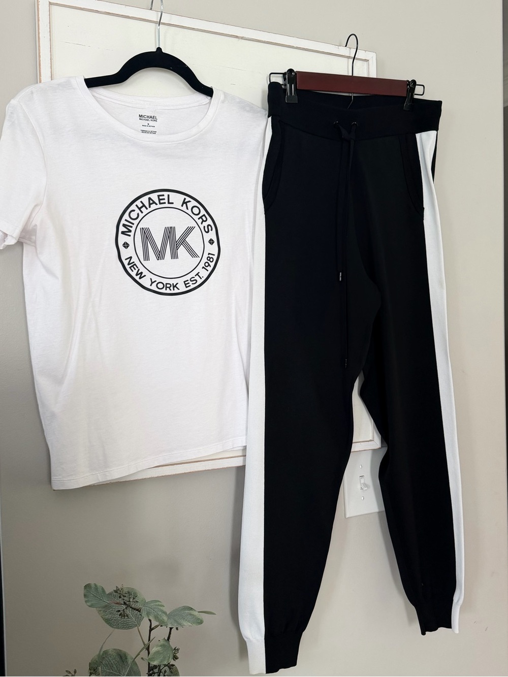 2 Piece Michael Kors Signature Logo T Shirt Jogger Sweatpant Set Black White M - Picture 5 of 16